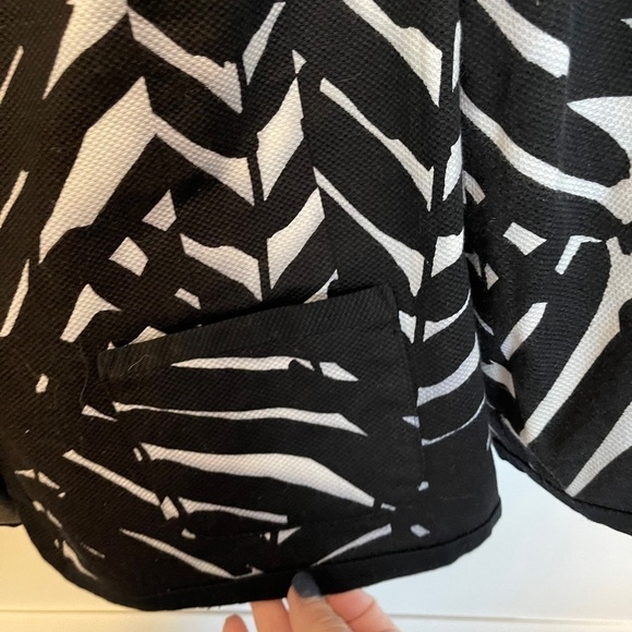 Leafy print women’s cropped button blazer - Picture 4 of 6